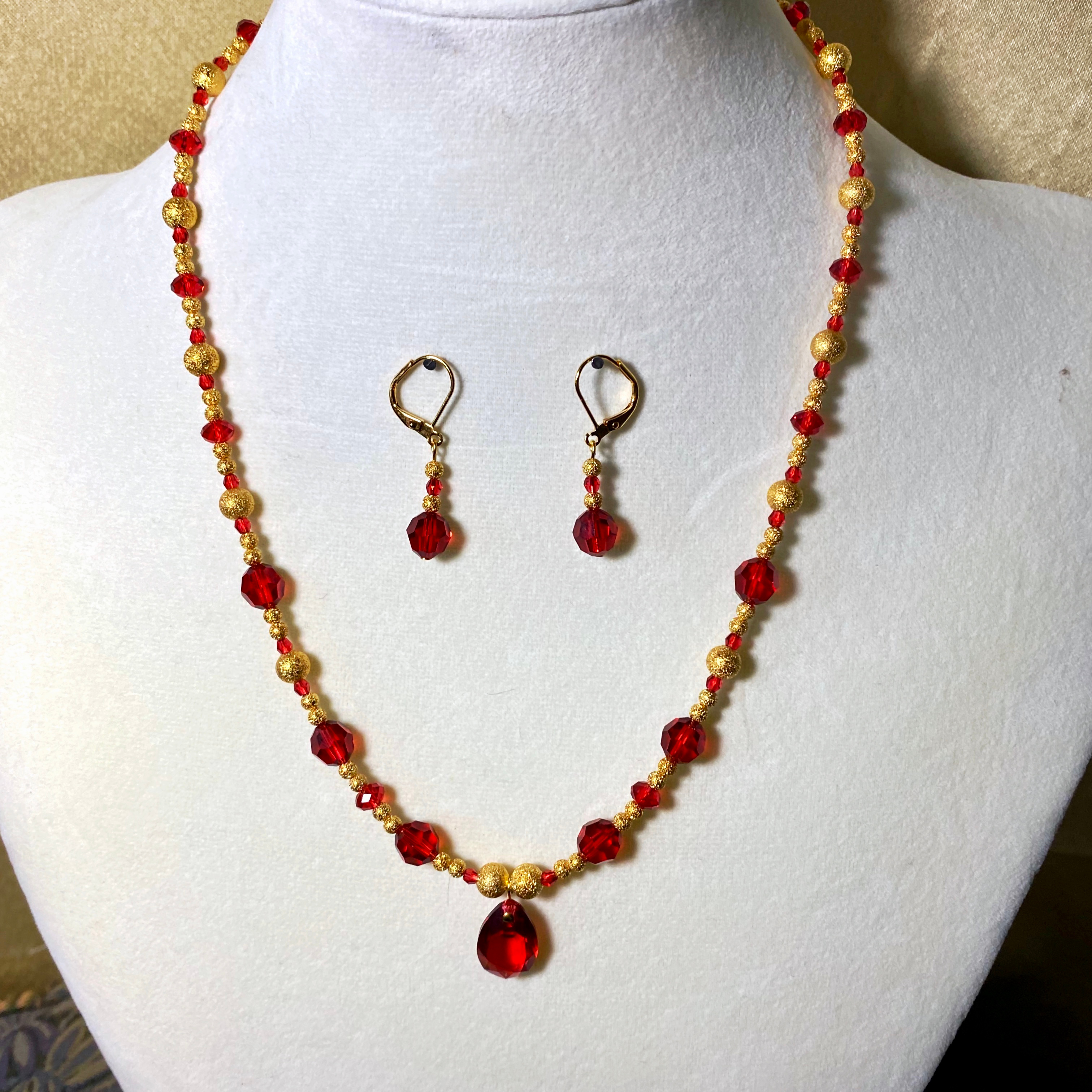 Picture of Red and Gold Necklace with Pendant and Earrings
